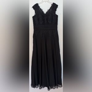 Black Lace V-Neck Maxi Dress with Pleated Waist